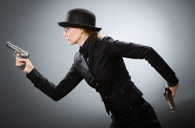 Griye karşı silahı olan kadın casus.