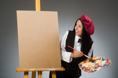 Stüdyoda çalışan komik bir sanatçı.