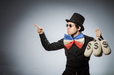 Para dolu çuvalları olan komik adam.