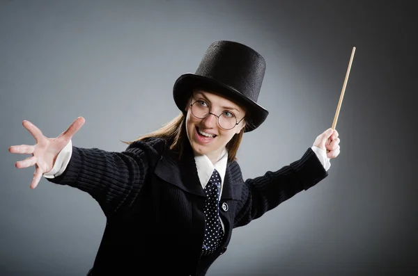 Harry Potter menina com vara mágica contra cinza — Fotografia de Stock