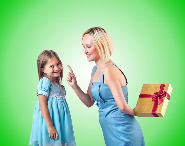 Happy mom and daughter on green — Stock Photo, Image