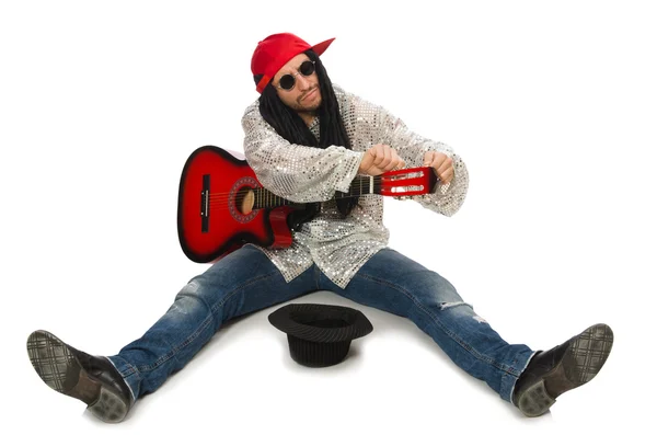 Männlicher Musiker mit Gitarre isoliert auf weiß — Stockfoto