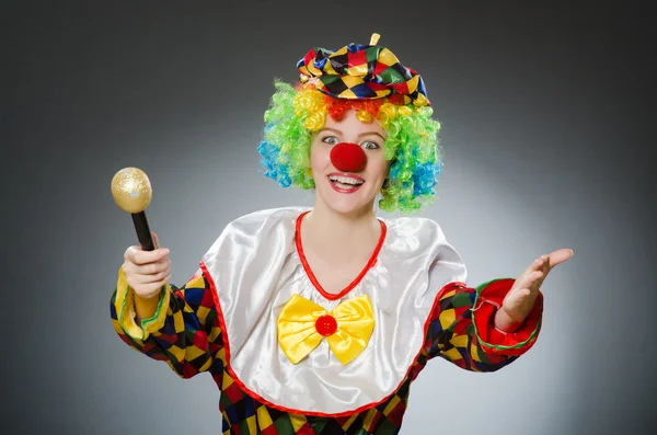 Clown met mic in grappige concept — Stockfoto