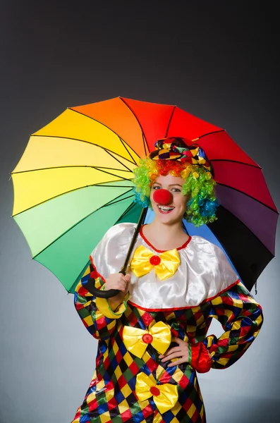 Clown avec parapluie dans le concept drôle — Photo