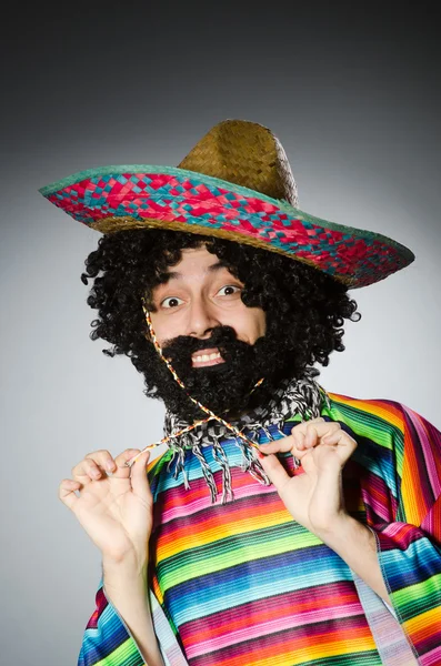 Persona que usa sombrero sombrero en concepto divertido — Foto de Stock