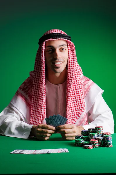 アラブ人の男がカジノで遊ぶ — ストック写真