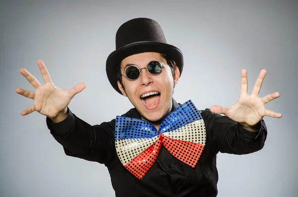 Vtipný muž se slunečními brýlemi a retro kloboukem — Stock fotografie