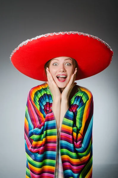 Chica en poncho mexicano vívido contra gris — Foto de Stock