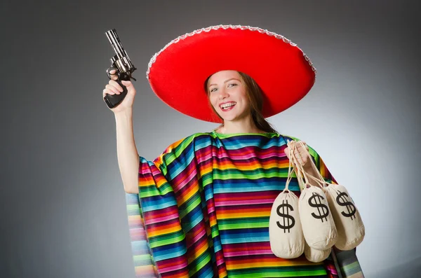Fille au poncho mexicain tenant arme de poing et sacs d'argent — Photo