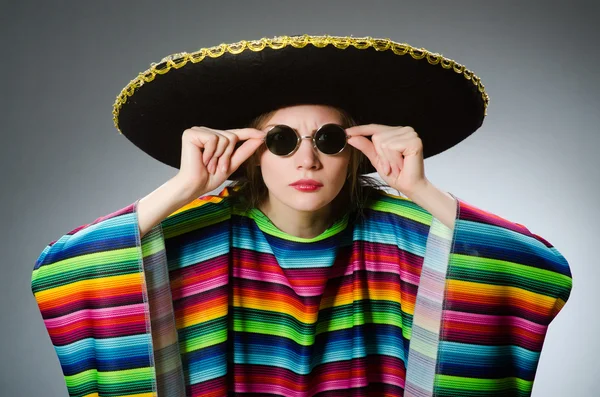 ผู้หญิงในเม็กซิกันเสื้อปอนโชสดใสกับสีเทา — ภาพถ่ายสต็อก