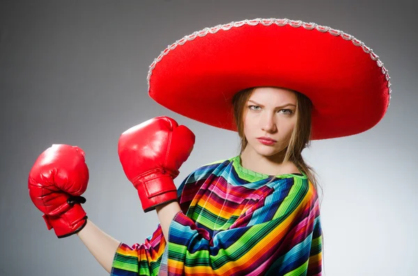 Chica en poncho mexicano vívido y guantes de caja contra gris —  Fotos de Stock