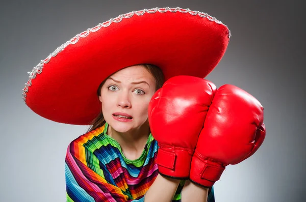 Dívka v mexické živé pončo a box rukavice proti šedé — Stock fotografie