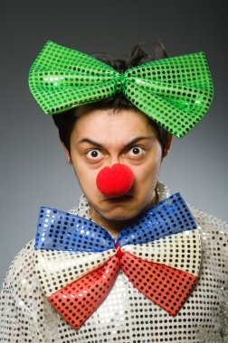Kırmızı burunlu komik palyaço.