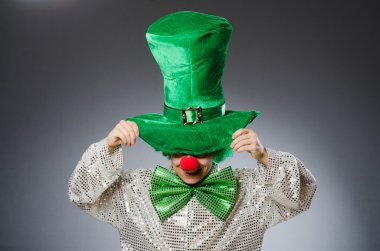 Aziz Patrick Tatil Konsepti 'ndeki komik kişi.