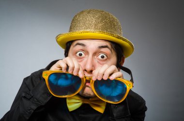 Antika şapkalı komik adam.