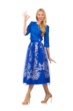 Beyaz çiçekli mavi elbiseli kadın.