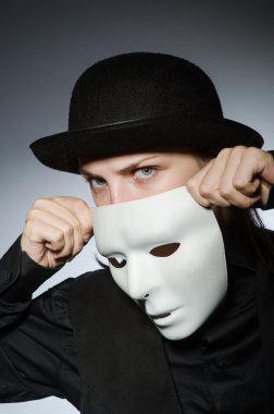 Maskeli kadın komik bir konsept