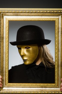 Maskeli kadın komik bir konsept