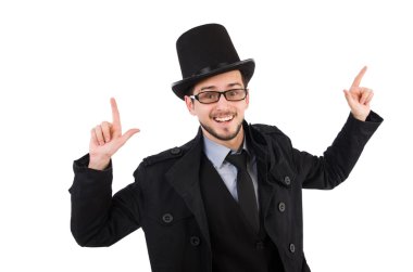 Beyaz ceketli ve şapkalı genç adam.