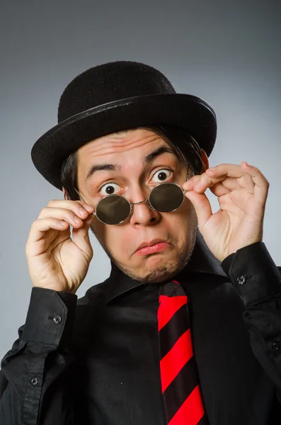 Hombre divertido con sombrero vintage — Foto de Stock