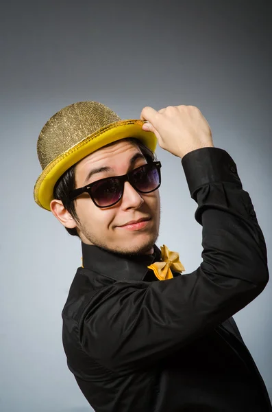 Hombre divertido con sombrero vintage — Foto de Stock