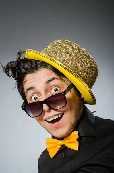 Смешной человек в винтажной шляпе — стоковое фото