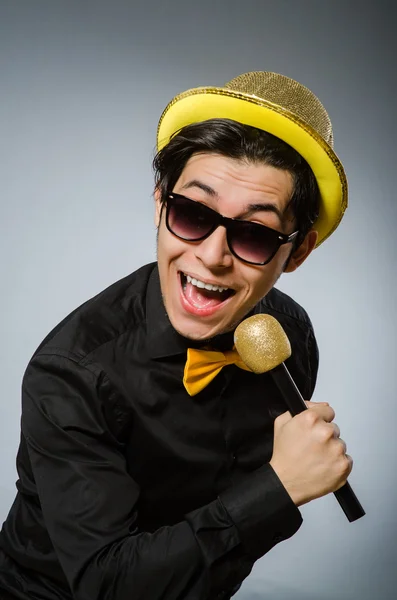 Αστείος άνθρωπος με μικρόφωνο στην έννοια καραόκε — Φωτογραφία Αρχείου