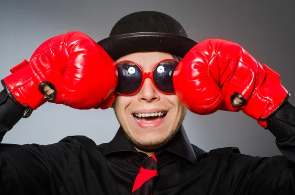 Смешной человек в боксёрских перчатках — стоковое фото