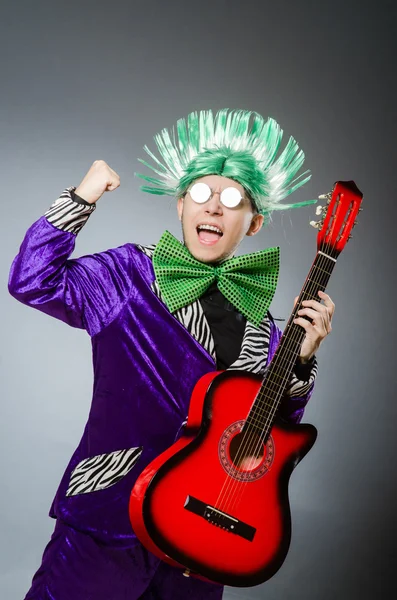 Hombre divertido tocando la guitarra en concepto musical —  Fotos de Stock