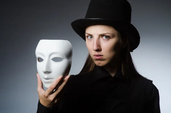 Kvinna med mask i roligt koncept — Stockfoto