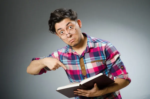 Estudante engraçado com muitos livros — Fotografia de Stock