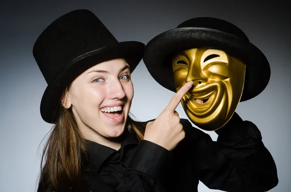 Vrouw met masker in grappig concept — Stockfoto