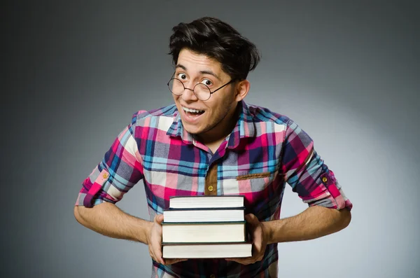 Lustiger Student mit vielen Büchern — Stockfoto