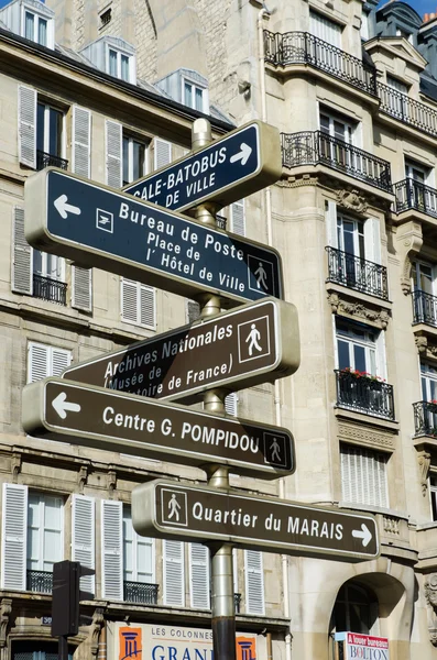Señal de calle con indicaciones en París —  Fotos de Stock