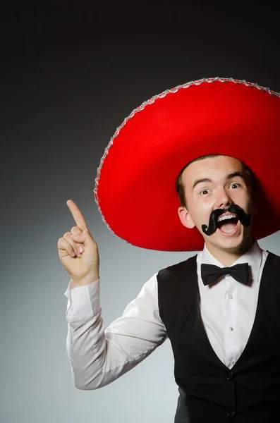 Person som bär sombrero hatt i roligt koncept — Stockfoto