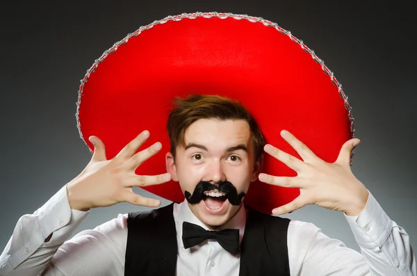 Persona che indossa cappello sombrero in concetto divertente — Foto Stock