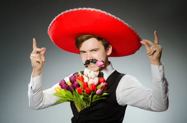 Person som bär sombrero hatt i roligt koncept — Stockfoto