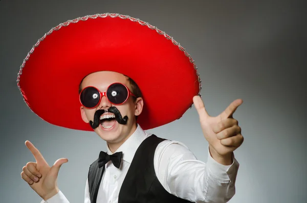 Person som bär sombrero hatt i roligt koncept — Stockfoto