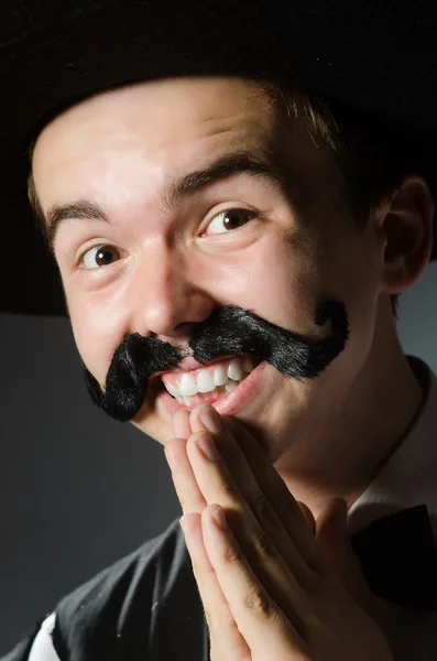 Person som bär sombrero hatt i roligt koncept — Stockfoto