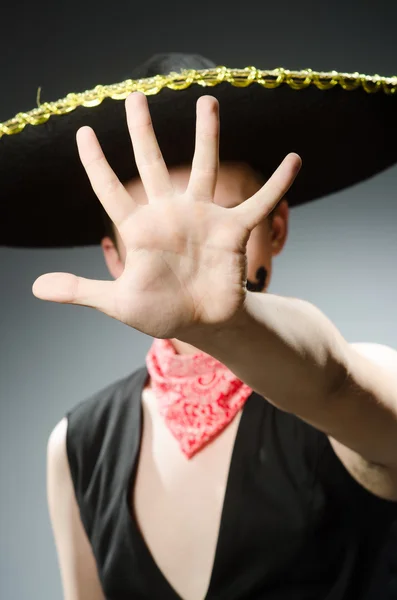 Persona que usa sombrero sombrero en concepto divertido — Foto de Stock