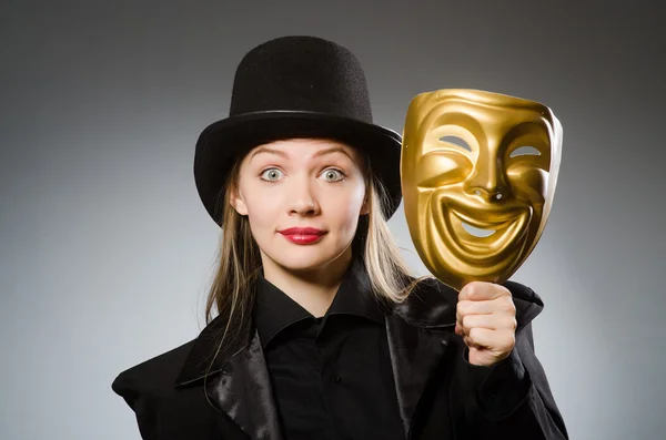 Vrouw met masker in grappig concept — Stockfoto