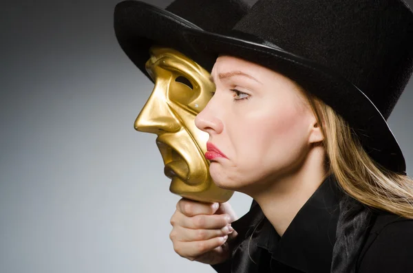 Frau mit Maske in lustigem Konzept — Stockfoto