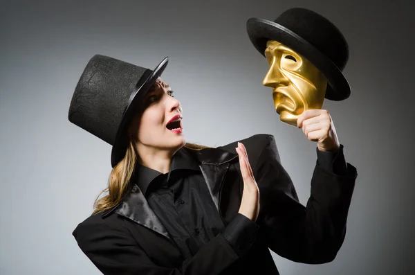 Frau mit Maske in lustigem Konzept — Stockfoto