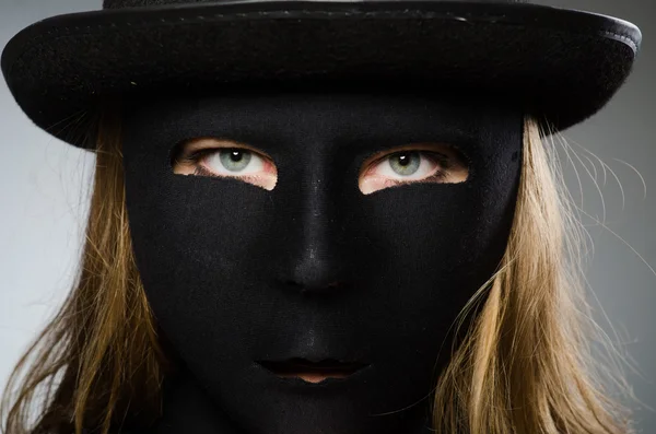 Vrouw met masker in grappig concept — Stockfoto