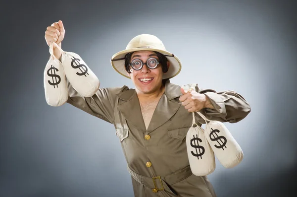 Hombre usando sombrero de safari en concepto divertido —  Fotos de Stock