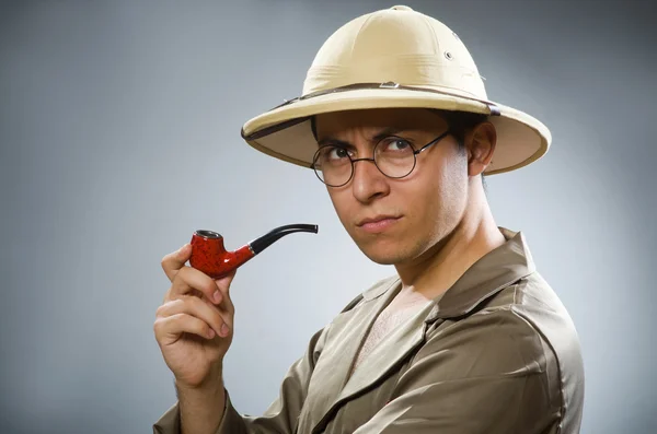 Man met safari hoed in grappig concept — Stockfoto