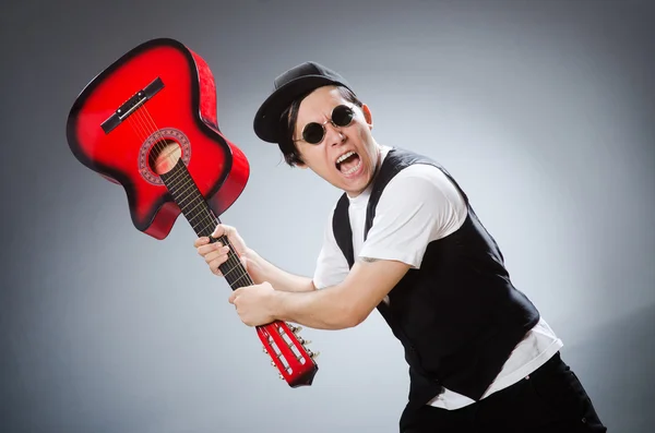 Grappige gitarist in muzikaal concept — Stockfoto