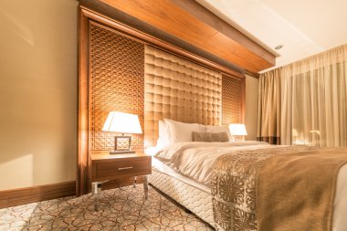 Modern içerikli bir otel odası.