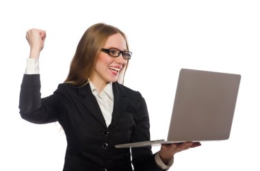 Dizüstü bilgisayarı beyaz olan güzel bir ofis çalışanı.