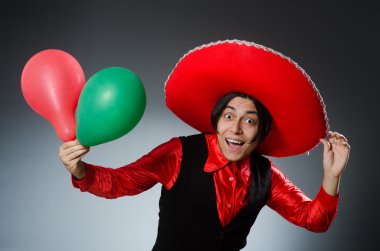 Şapka takan kişi komik bir konsept.